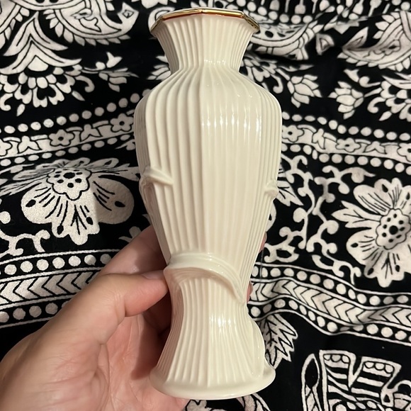 Lenox Vintage Raised Iris Vase with Gold Line Trim Ivory Cream Bud Giftware Chin - Picture 6 of 7